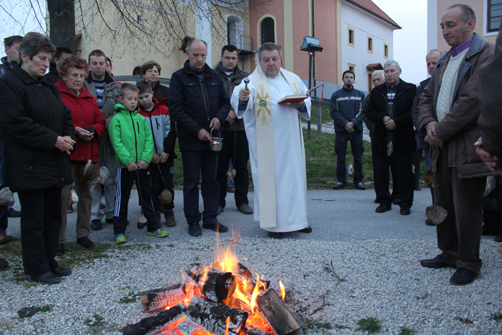 Blagoslov ognja pri farni cerkvi sv. Lovrenca